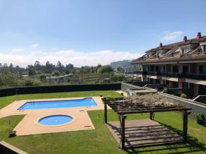 uma vista para um pátio com uma piscina em S, con piscina en Sanxenxo em Sanxenxo