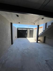een lege kamer met een trap en een garage bij Loft con vista al río in San Pedro