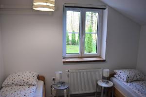 - une chambre avec 2 lits jumeaux et une fenêtre dans l'établissement Apartmani Katruža, à Sveti Martin na Muri