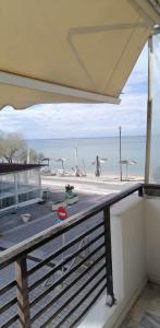 desde el balcón de una casa con vistas a la playa en Annas seaside apartment, en Perea
