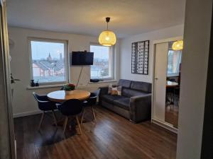 una sala de estar con un sofá y una mesa en Apartament Sportowa, en Gryfice