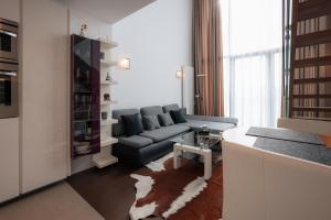 sala de estar con sofá y mesa en SKAU Eurovea Duplex Apartment Danube Exclusive View Free Parking, en Bratislava