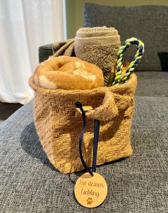 a basket of bread sitting on top of a couch at Feriendomizil Möhne I Hundefreundlich I Sauna I Seenähe in Möhnesee +17 photos