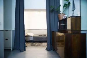 ヴロツワフにあるRynek - Cozy Retro Apartment near to Main Squareのベッドルームに面したドア付きの部屋