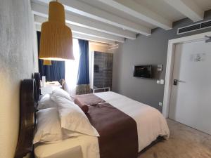 Posteľ alebo postele v izbe v ubytovaní XII Century Heritage Hotel