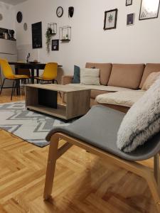- un salon avec un canapé et une table dans l'établissement Krstić_lux apartman, à Subotica