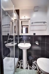 a bathroom with two sinks and a mirror at Les Petits Boudoirs de Savoie in Chambéry