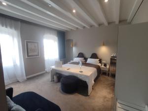 Posteľ alebo postele v izbe v ubytovaní XII Century Heritage Hotel