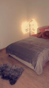 ein Schlafzimmer mit einem Bett mit einem Baum an der Wand in der Unterkunft Loft & Spa MARCQ in Marcq-en-Baroeul