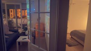 pokój z drzwiami otwierającymi się na salon w obiekcie Loft & Spa MARCQ w mieście Marcq-en-Barœul