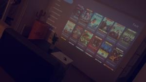 Pokój z ekranem i dostępem do wielu filmów w obiekcie Loft & Spa MARCQ w mieście Marcq-en-Barœul