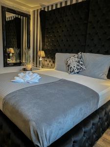 ein Schlafzimmer mit einem großen Bett mit schwarzem Kopfteil in der Unterkunft Boutique Hotel Schulz Classic in Neustadt am Rübenberge + 46 Fotos