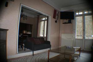 een woonkamer met een bank en een glazen tafel bij Echappée mosane in Waulsort