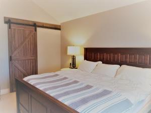 Tempat tidur dalam kamar di Executive House easy access to Kitchener-Waterloo, Cambridge, Toronto, walk to restaurants
