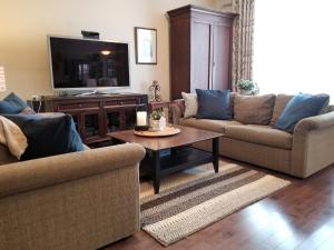 a living room with two couches and a coffee table at Executive House easy access to Kitchener-Waterloo, Cambridge, Toronto, walk to restaurants in Kitchener