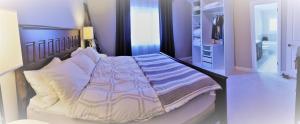 Tempat tidur dalam kamar di Executive House easy access to Kitchener-Waterloo, Cambridge, Toronto, walk to restaurants