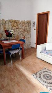 sala de estar con mesa y sofá en CASA FIORITA en Rodi Garganico