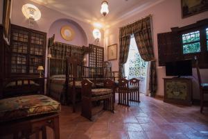 sala de estar con muebles de madera y TV en El Palacio de San Benito, en Cazalla de la Sierra