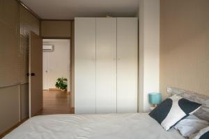 - une chambre avec un grand placard blanc et un lit dans l'établissement Loft Centro Denia, à Dénia