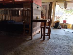 um quarto com um beliche e uma secretária. em Ivanna hostel mazunte em Mazunte