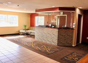 eine Lobby eines Hotels mit einer Rezeption und einer Lobby in der Unterkunft HomeTown Inn & Suites in Longview