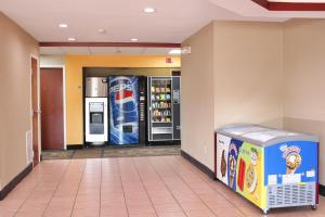 un pasillo vacío con una máquina de refrescos en una tienda en HomeTown Inn & Suites en Longview