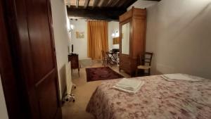 1 dormitorio con 1 cama y 1 dormitorio con mesa en Casa Vacanze Carducci en San Casciano dei Bagni