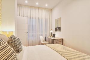 A bed or beds in a room at Shine City Center