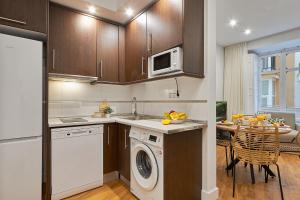 A kitchen or kitchenette at Shine City Center