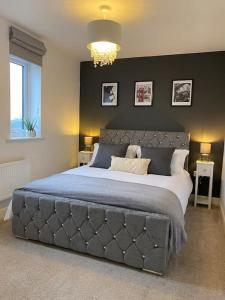 una camera da letto con un grande letto con una grande testiera di Luxury Riverfront Apartment a Newport