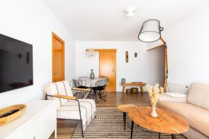 uma sala de estar com um sofá e uma mesa em Casa Natura Gava Beach em Barcelona