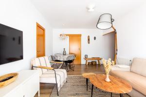Μια τηλεόραση ή/και κέντρο ψυχαγωγίας στο Casa Natura Gava Beach