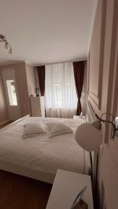 Säng eller sängar i ett rum på Charming Place Cotroceni