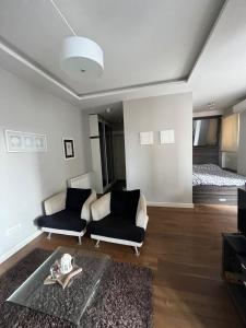 un soggiorno con divano e letto di DELUXE Apartment Newsky with terrace a Belgrado