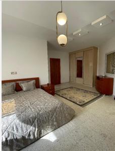 um quarto com uma cama e um lustre em Magnifique villa vue mer em El Mida