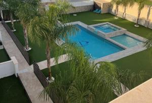 widok z góry na basen z palmami w obiekcie Comfortable Apartment in Torre de la Horadada w mieście Torre de la Horadada