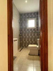uma casa de banho com um WC e uma janela em Magnifique villa vue mer em El Mida