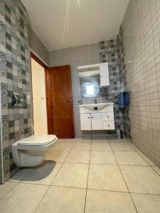 uma casa de banho com um WC e um lavatório em Magnifique villa vue mer em El Mida