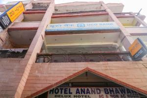 un edificio con un cartel encima en SPOT ON Hotel Anand Bhawan en Alīgarh