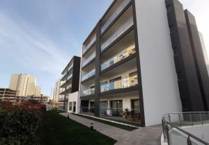 un immeuble d'appartements avec balcon sur le côté. dans l'établissement Cool Residence, à Portimão