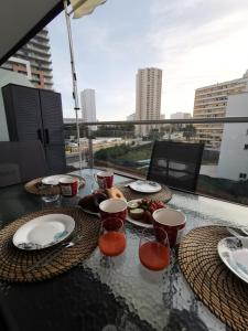 une table avec des assiettes de nourriture sur un balcon dans l'établissement Cool Residence, à Portimão