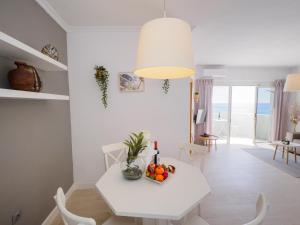 een witte eetkamer met een witte tafel en stoelen bij Apartment on Beach Mijas 2 in Sitio de Calahonda