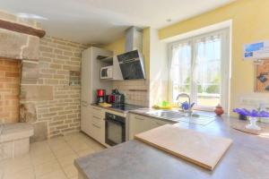 Kuchyňa alebo kuchynka v ubytovaní Maison de charme le Clairay 2 + 3 fotografie