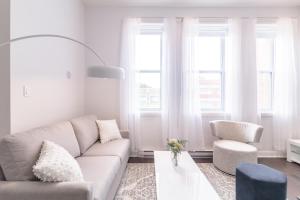 Uma área de estar em Parc Avenue Residences Mile End