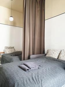 ein Schlafzimmer mit zwei Betten und einem Fenster mit Vorhängen in der Unterkunft Big Retro (PRL) Apartment City Center - Old Town in Breslau