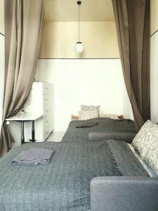 1 Schlafzimmer mit 2 Betten, einem Schreibtisch und Vorhängen in der Unterkunft Big Retro (PRL) Apartment City Center - Old Town in Breslau