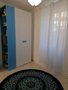a room with a blue cabinet and a black rug at Casa Andreina in Salto