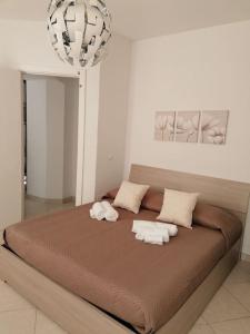 a bedroom with a large bed with towels on it at Casa Andreina in Salto