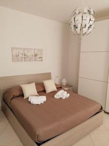 a bedroom with a bed with two towels on it at Casa Andreina in Salto