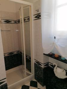 a shower with a glass door in a bathroom at Casa Andreina in Salto